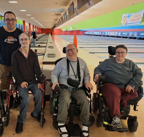 Des participants aux quilles