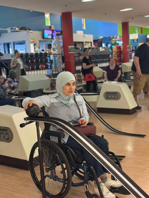 Participant en fauteuil aux quilles